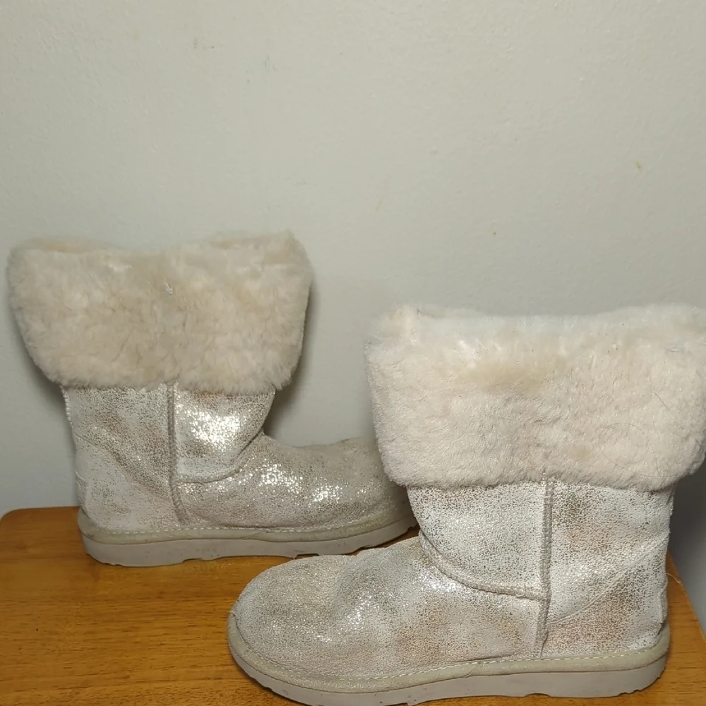 Ugg Kids Ramona Classic II Metallic Boot Silver + Cream Faux Fur Girls Size 3